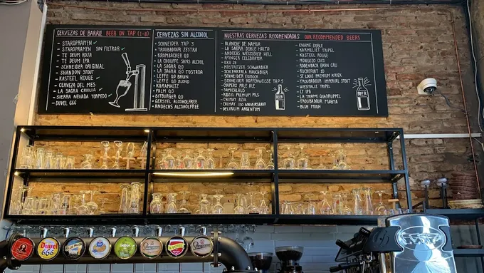 Barra y pizarra de cervezas de Pérez & Beers
