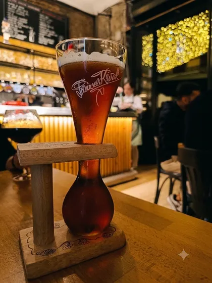 Cerveza tirada en su copa en Pérez & Beers