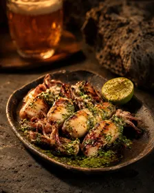 Chipirones con mojo verde