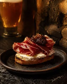 Tapa de ibérico, chutney y queso de cabra