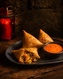 Samosas con salsa de papaya