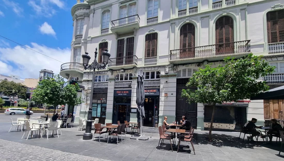 Fachada y terraza de Pérez & Beers en Vegueta, Las Palmas